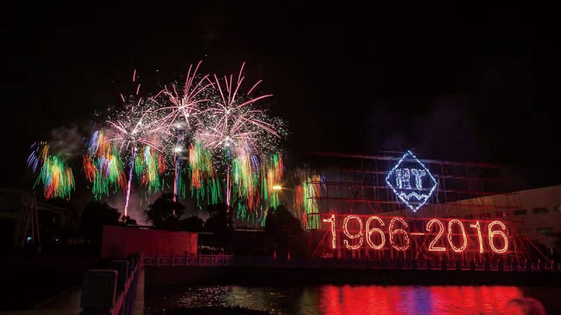 絢麗煙花閃亮夜空，共祝愿海天五十華誕1