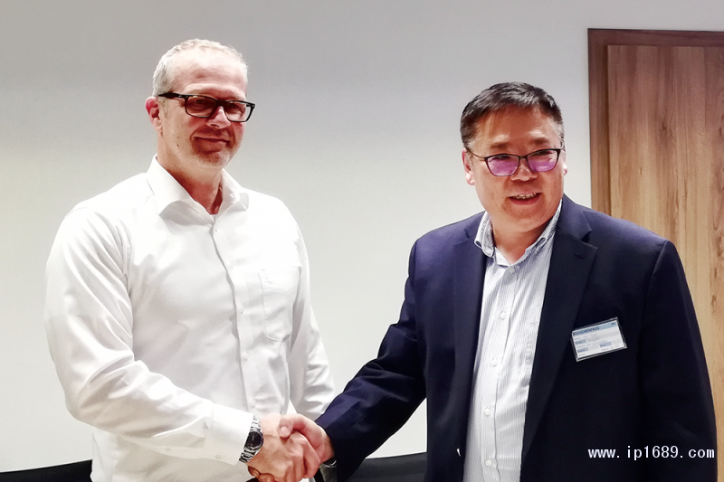 伊之密CEO甄榮輝與德國SAR集團塑料系統(tǒng)銷售經理Peter-Sudler