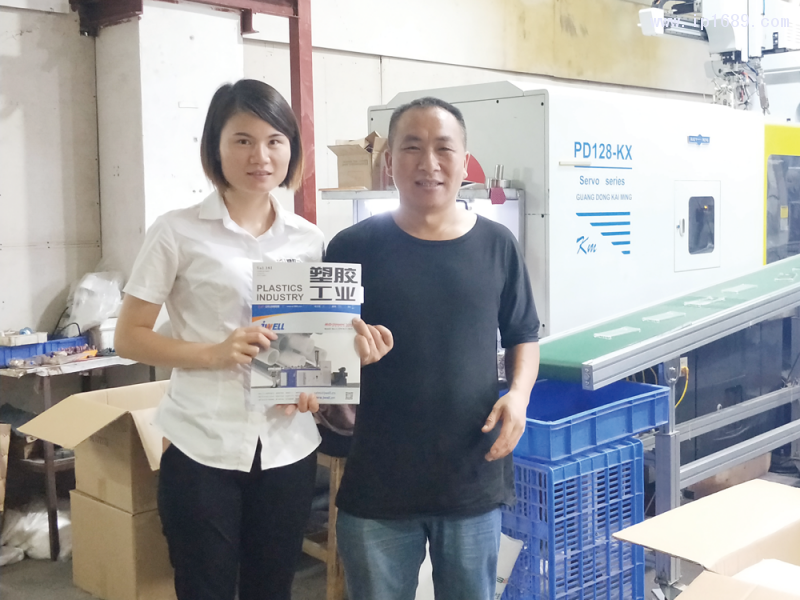 啟航塑料制品有限公司董事長周發國(右)