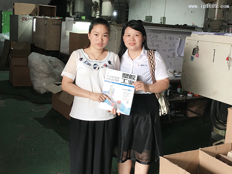 廣州市嘉凡塑料廠采購經理郭小露(左)