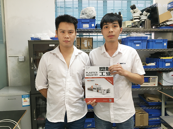 廣州鼎恒塑料制品有限公司生產主管莫武朝(左)