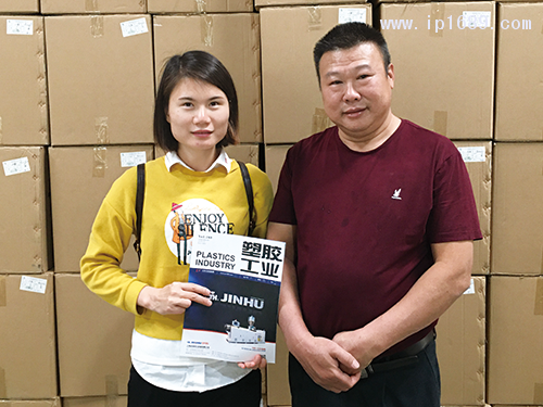 華注塑料制品廠總經(jīng)理羅德彬(右)