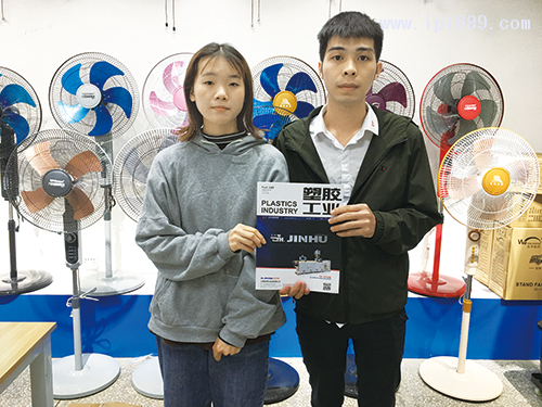 紹特家用電器有限公司總經(jīng)理助理莫小姐(左)