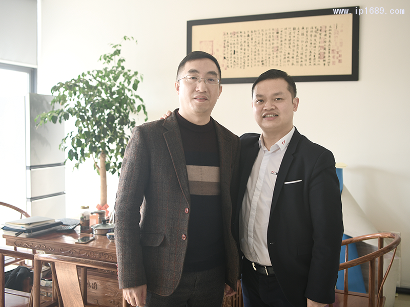 棠裕總經理唐勇(左)與本刊記者合影