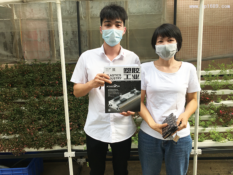 匯邦塑料廠廠長郭美娟(右)