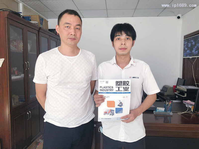 廣州市贊楊塑料制品有限公司總經理張楊(左)