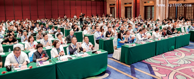 大會(huì)吸引了塑料行業(yè)產(chǎn)業(yè)鏈上下游超500名企業(yè)代表、專家、學(xué)者熱情參會(huì)