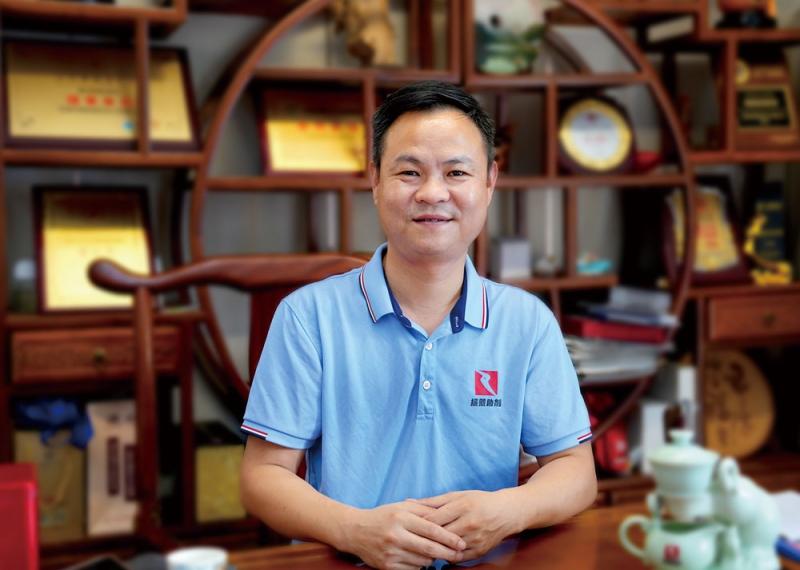 總經(jīng)理羅巖